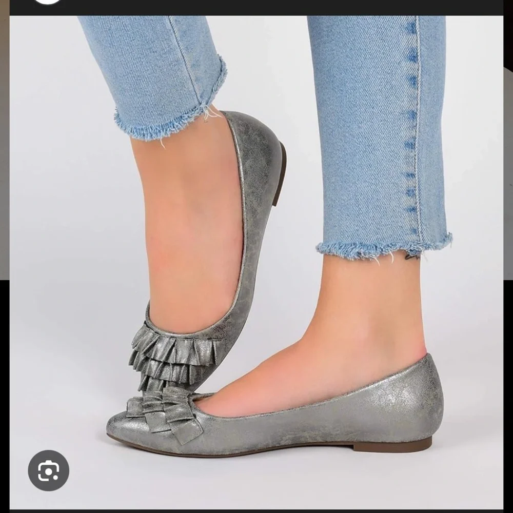 New Journee Collection Women’s Pewter Judy Flats with Ruffle Trim Vegan Leather‎